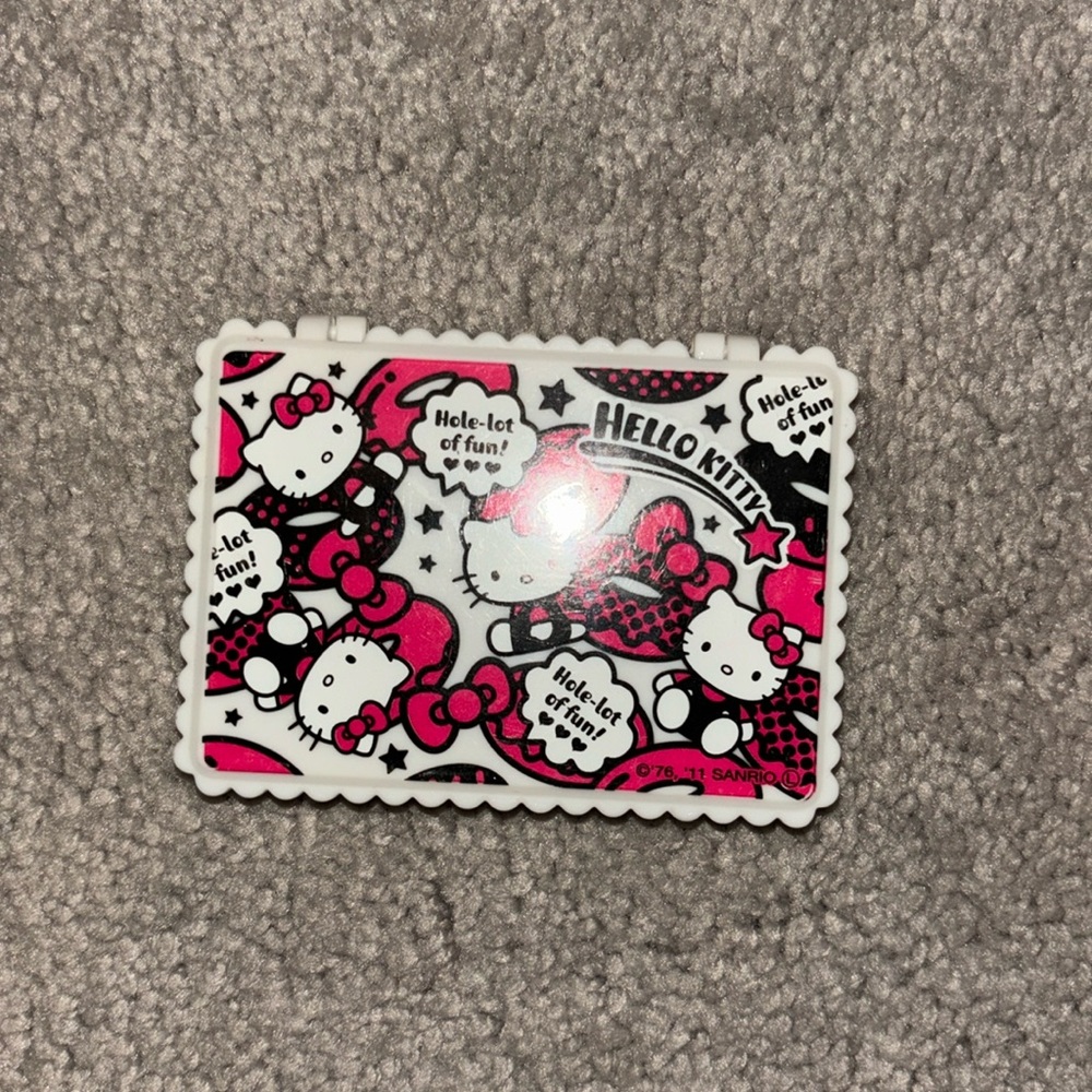 Hello Kitty faux eyelash storage container
